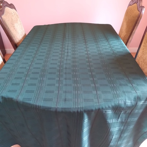 Green Stein and Spill Resistant Tablecloth and 8 Napkins Set